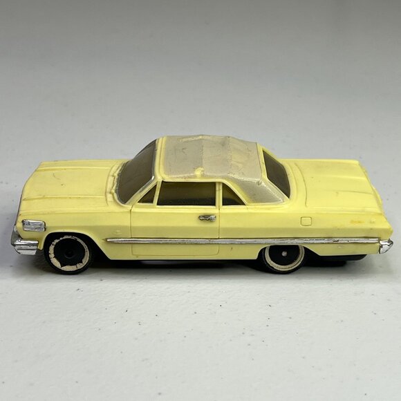 Vintage Ideal 1966 Chevy Impala Plastic Model Car Yellow - Damaged Roof - Picture 8 of 11